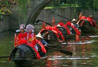 Традиционная китайская свадьба на лодке в древнем поселке Шаосин