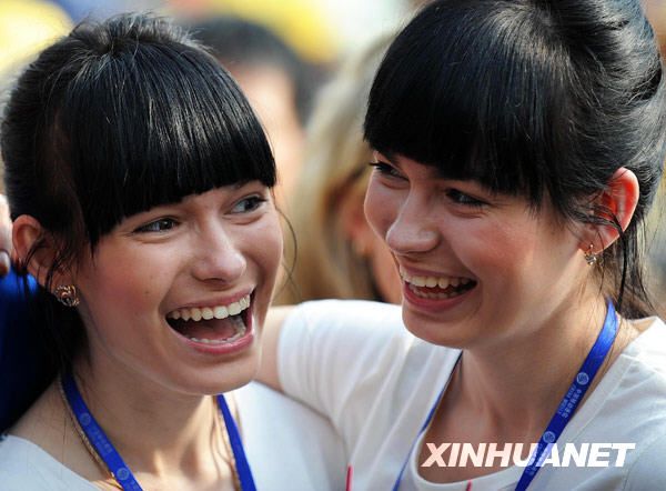 Тысяча пар близнецов собрались на Фестивале близнецов в провинции Юньнань 