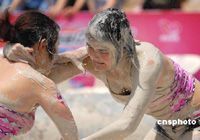 Соревнования по женской борьбе в грязи прошли в г. Ухань
