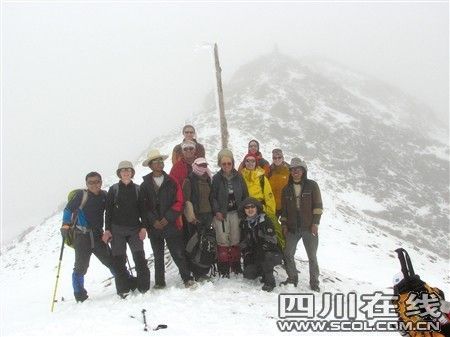 8 иностранцев пешком преодолели горы Гунгашань за пять дней