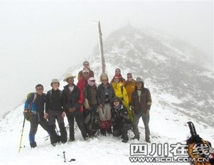 8 иностранцев пешком преодолели горы Гунгашань за пять дней