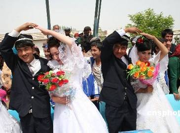 Коллективные свадьбы в деревне уезда Байчэн Синьцзян-Уйгурского автономного района вошли в моду