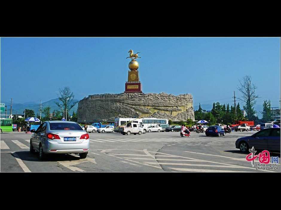 1-я годовщина майского землетрясения 2008 года: неразрушаемый город Дуцзянъянь