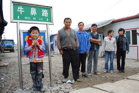 Жители Нюби в этом временном поселении для людей, оставшихся без крова после землетрясения 12 мая, все прибыли из одной и той же деревни. Это поселение находится всего в нескольких милях от Ханьвана провинции Сычуань.
