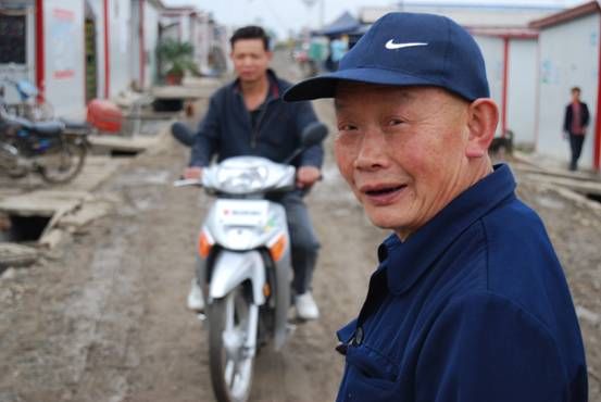 Пожилой житель временного поселения для людей, оставшихся без крова после землетрясения 12 мая. Поселение находится возле Ханьвана провинции Сычуань.