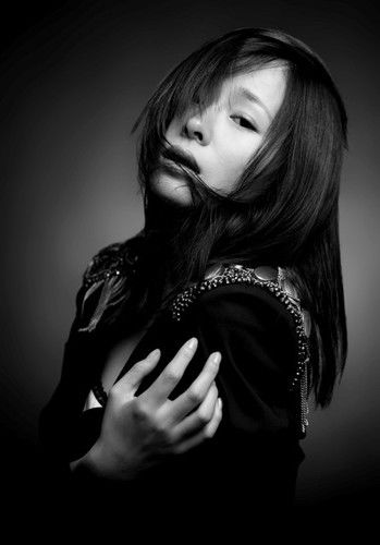 Модная Цзя Иянь в черно-белых снимках