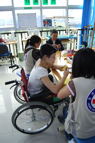 Пациенты проходят лечебную терапию в реабилитационном центре города Дэян провинции Сычуань, который был создан сянганским ?Красным крестом? в июне 2008 года.