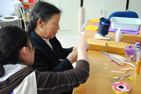 Пациенты проходят терапию в реабилитационном центре города Дэян провинции Сычуань. Этот центр был создан сянганским ?Красным крестом? в июне 2008 года.