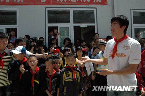 Лю Сян прочитал лекцию по физкультуре школьникам из районов, пострадавших от землетрясения 2008 года.