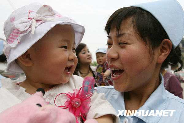 Радостная встреча детей, спасенных во время майского землетрясения 2008 года 