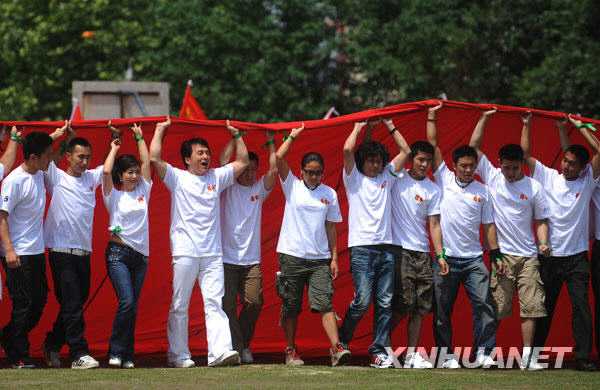 Джеки Чан в провинции Сычуань принял участие в мероприятии, посвященном 1-й годовщине майского землетрясения 2008 года 