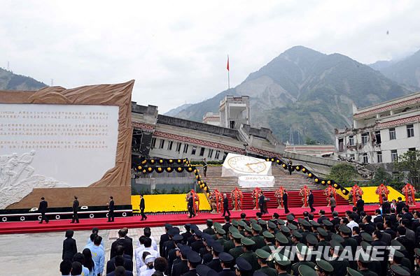 Ху Цзиньтао присутствовал на памятных мероприятиях по случаю 1-й годовщины разрушительного землетрясения 12 мая