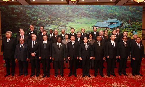 Ху Цзиньтао встретился с зарубежными дипломатами в рамках мероприятий в честь годовщины землетрясения 12 мая 