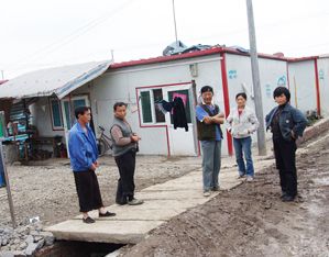 9 мая, местные жители разговаривают во временном поселении между Ханваном и Уду провинции Сычуань
