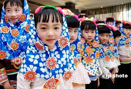 Маленькие красавицы демонстрируют наряды женщин уезда Хуйань провинции Фуцзянь