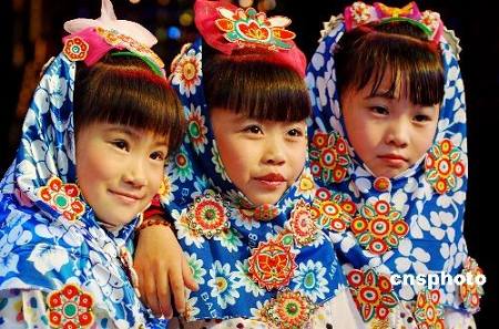 Маленькие красавицы демонстрируют наряды женщин уезда Хуйань провинции Фуцзянь