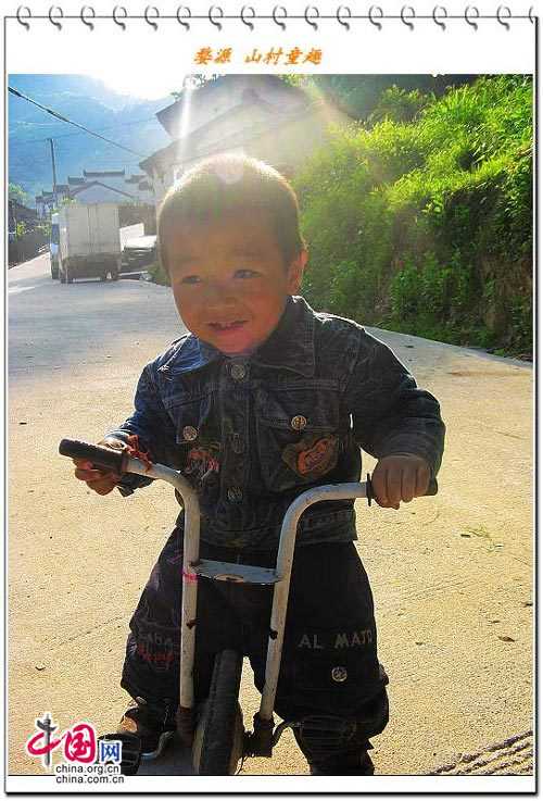 Наивные и непосредственные дети в селе Чанси уезда Уюань провинции Цзянси