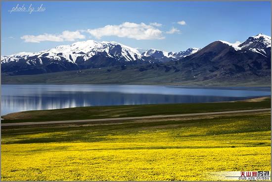 Начало лета на озере Сайэрму в Синьцзян-Уйгурском автономном районе