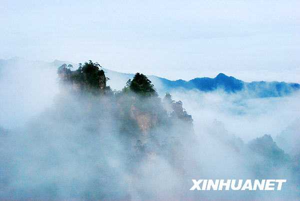 Восхитительное море облаков в лесопарке Чжанцзяцзе провинции Хунань 