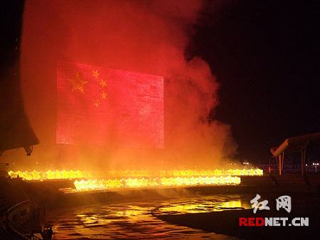 Самый крупный государственный флаг появился в городе Люян провинции Хунань
