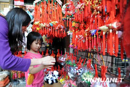 Глубокая атмосфера традиционного китайского праздника Дуаньу (праздника в память великого поэта Цюй Юаня) в провинции Тайвань