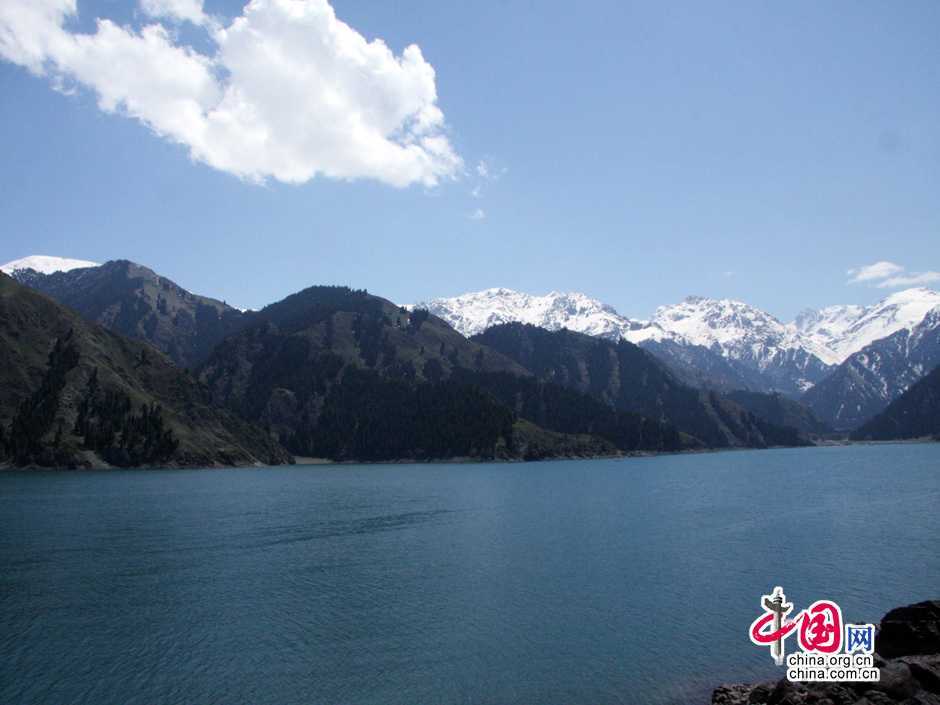 Пейзажи горной цепи Тяньшань и озера Тяньчи в Синьцзян-Уйгурском автономном районе