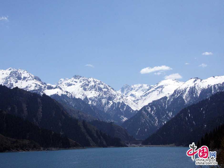 Пейзажи горной цепи Тяньшань и озера Тяньчи в Синьцзян-Уйгурском автономном районе