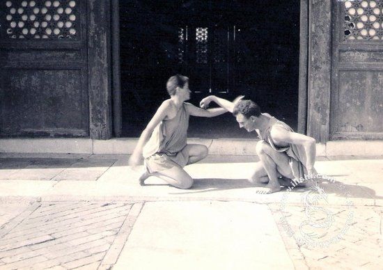 Старые фотографии: иностранные мужчины, танцующие в пекинском Храме Неба