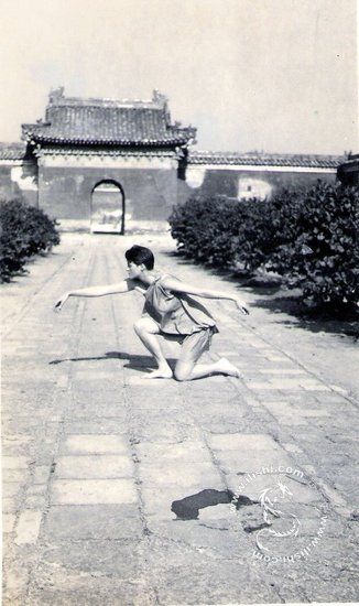 Старые фотографии: иностранные мужчины, танцующие в пекинском Храме Неба