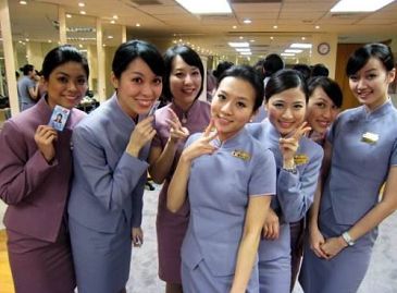 Красивая униформа стюардесс из 15 стран мира