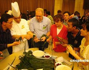 Более ста иностранных гостей в городе Нанкин приготовили «Цзунцзы», встречая праздник «Дуаньуцзе»