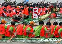 Гонки на лодках-драконах в канун праздника Дуаньу