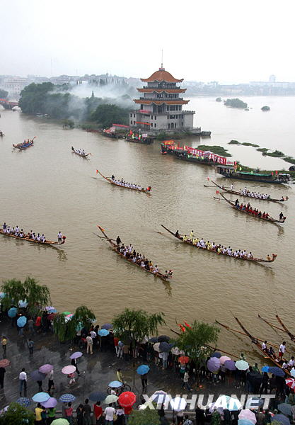 Гонки на лодках-драконах в канун праздника Дуаньу 