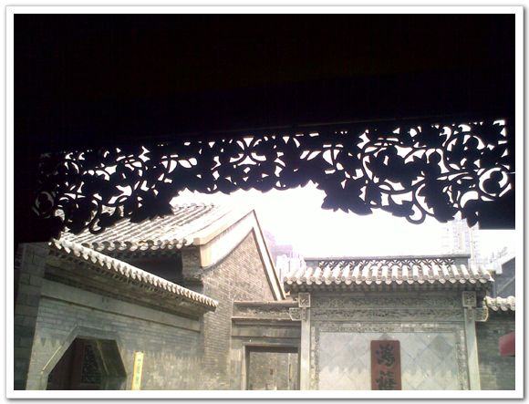 На фото: Отделка на входе в Музей старого Тяньцзиня (фото снято 21 мая 2009 г.)