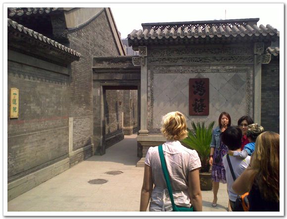 На фото: Туристы входят в Музей старого Тяньцзиня (фото снято 21 мая 2009 г.)