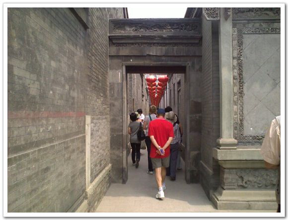 На фото: Туристы совершают экскурсию в Музее старого Тяньцзиня (фото снято 21 мая 2009 г.)
