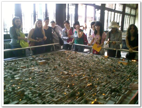 На фото: Туристы рассматривают план старого города в Музее старого Тяньцзиня (фото снято 21 мая 2009 г.)
