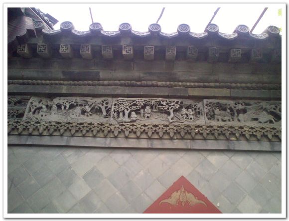 На фото: Отделка крыши одной из построек в Музее старого Тяньцзиня (фото снято 21 мая 2009 г.)