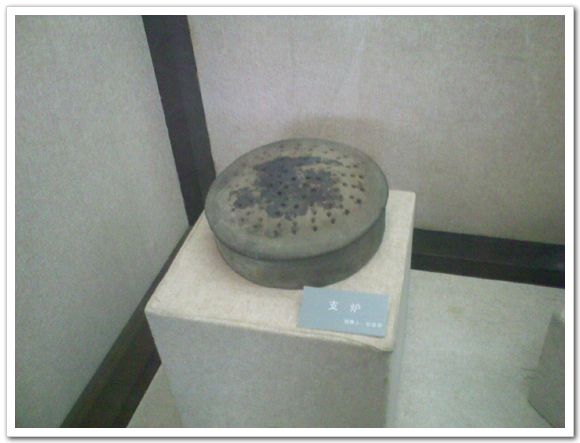 На фото: Экспонаты в Музее старого Тяньцзиня: приспособление для приготовления лепешек в старые времена (фото снято 21 мая 2009 г.)