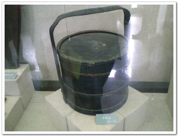 На фото: Экспонаты в Музее старого Тяньцзиня: старинное приспособление для переноса горячих блюд (фото снято 21 мая 2009 г.)