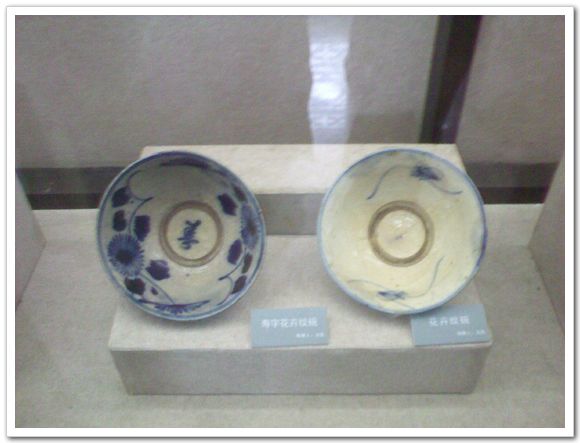 На фото: Экспонаты в Музее старого Тяньцзиня: старинная посуда (фото снято 21 мая 2009 г.)