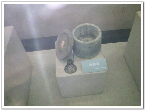 На фото: Экспонаты в Музее старого Тяньцзиня: сосуд для переноса сверчков (фото снято 21 мая 2009 г.)