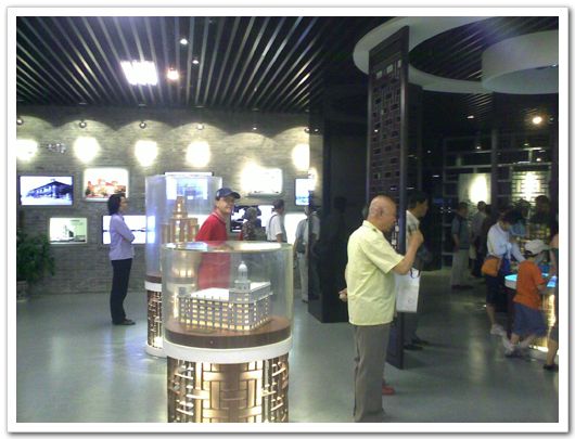 На фото: Посетители в одном из залов Тяньцзиньского выставочного комплекса городского планирования (фото снято 21 мая 2009 г.)