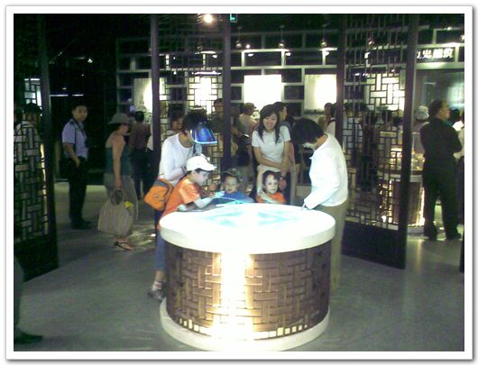 На фото: Дети с родителями играют в познавательную игру ?Викторина о Тяньцзине? в одном из залов Тяньцзиньского выставочного комплекса городского планирования (фото снято 21 мая 2009 г.)