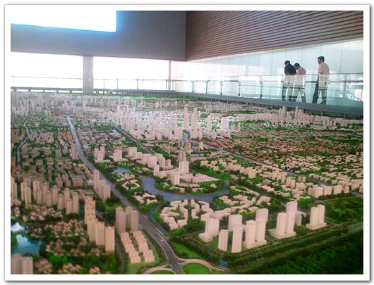 На фото: Посетители рассматривают макет Тяньцзиня в Тяньцзиньском выставочном комплексе городского планирования (фото снято 21 мая 2009 г.)