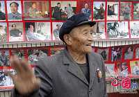 88-летний сельский житель Му Шуньчэнь организовал фотовыставку, посвященную 60-летию со дня образования КНР