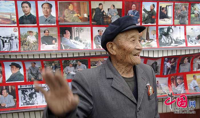 88-летний сельский житель Му Шуньчэнь организовал фотовыставку, посвященную 60-летию со дня образования КНР 