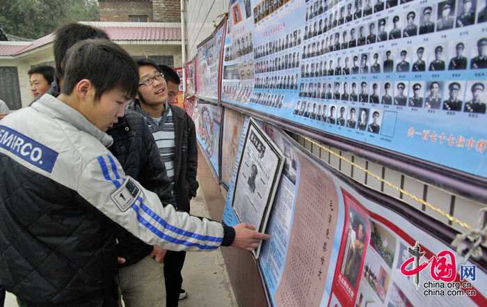 88-летний сельский житель Му Шуньчэнь организовал фотовыставку, посвященную 60-летию со дня образования КНР 