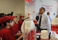 Президент США Барак Обама покупает гамбургеры для сотрудников Белого Дома