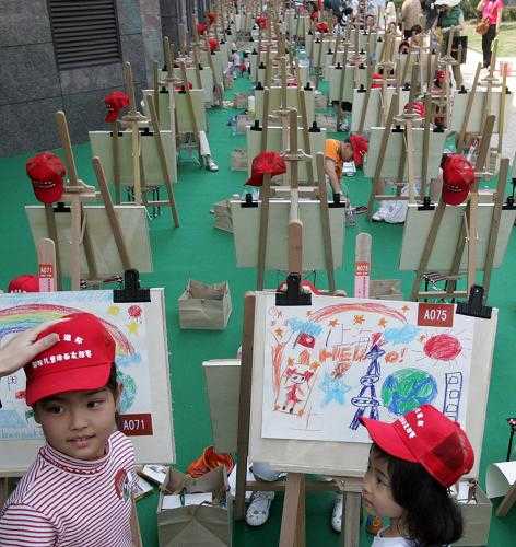 Китайские и иностранные дети с помощью рисунков выражают видение ЭКСПО-2010 